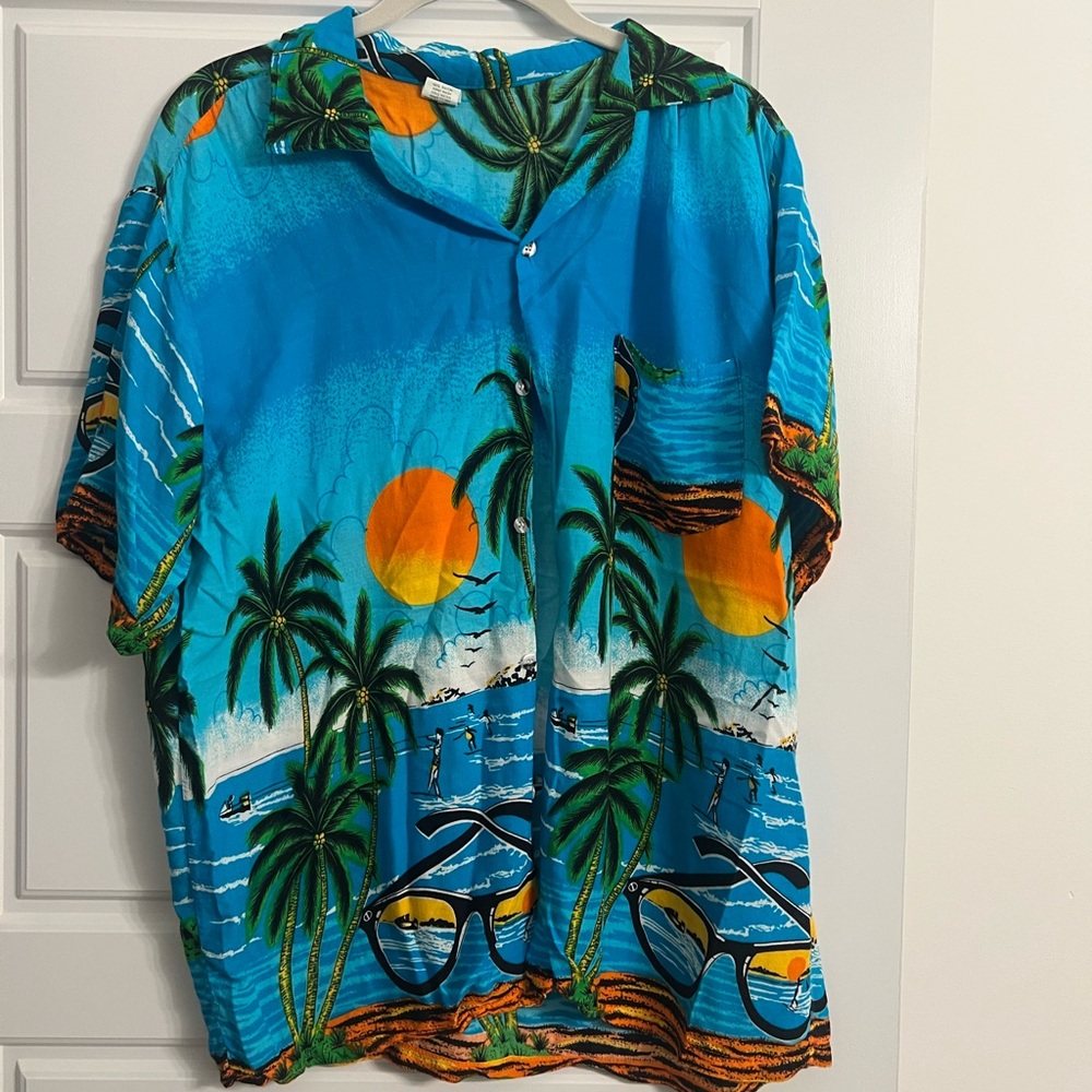 NWOT Hawaiian shirt. Palm tree sunglasses pattern. Size medium